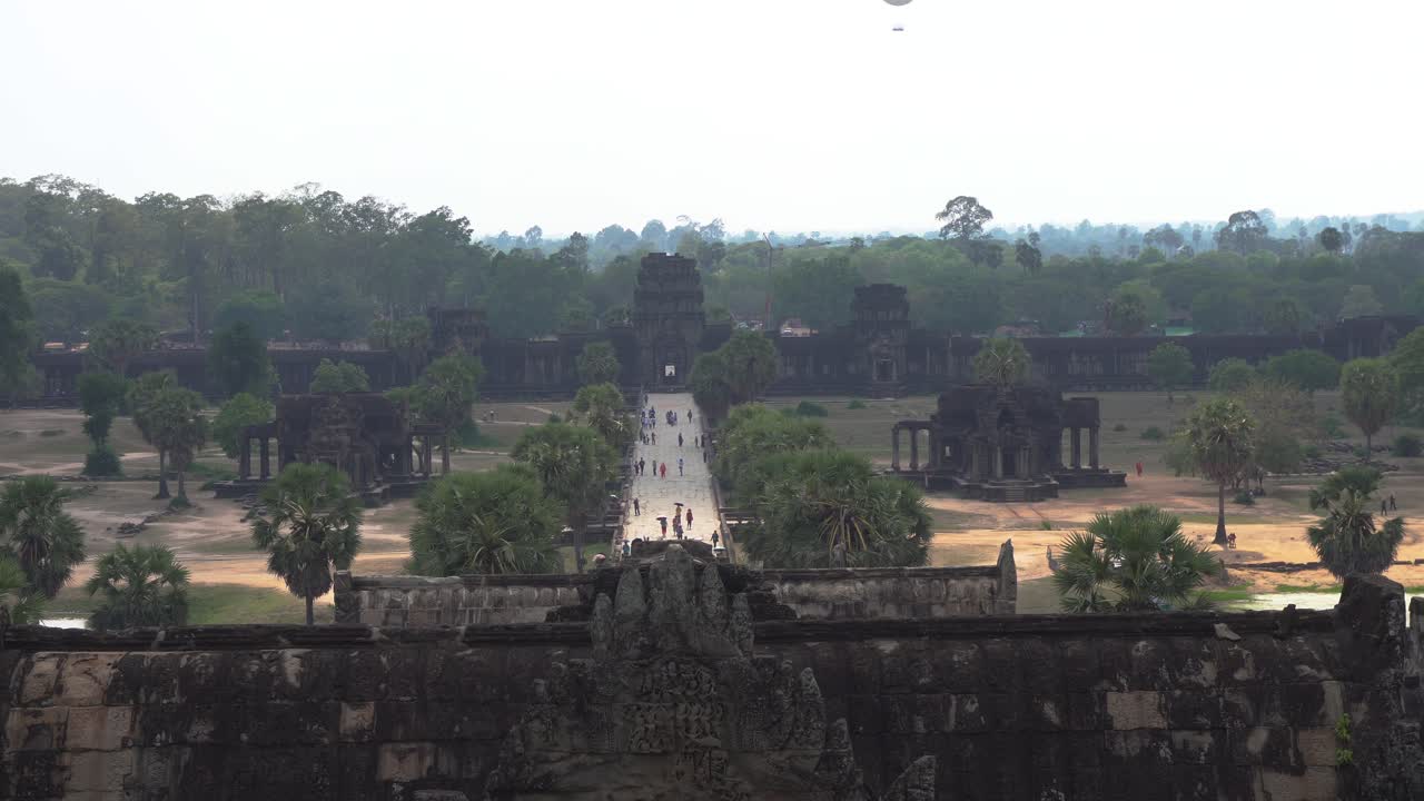 Panoramique lent vers l'entrée principale du temple d'Angkor Wat en Asie, Cambodge