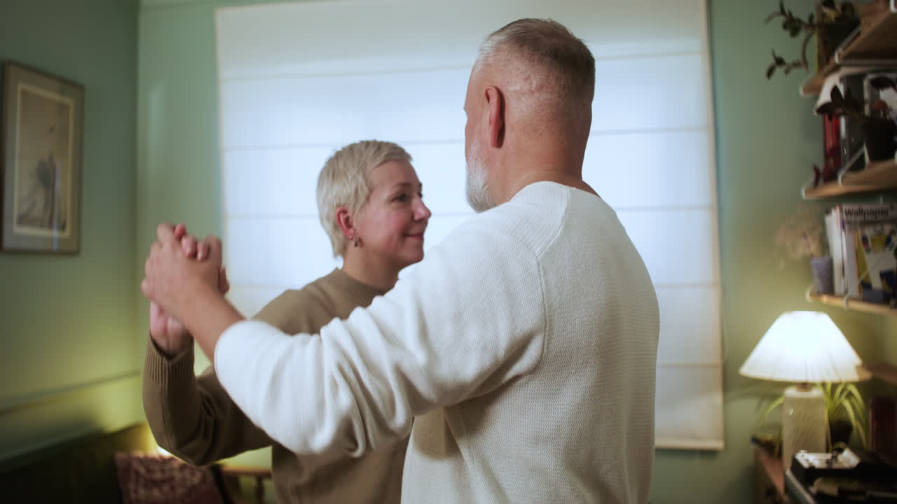 집에서 춤추는 커플