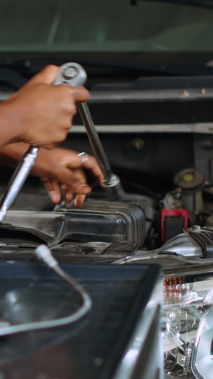 Técnico gravando vídeo vertical em uma garagem usando uma chave de torque
