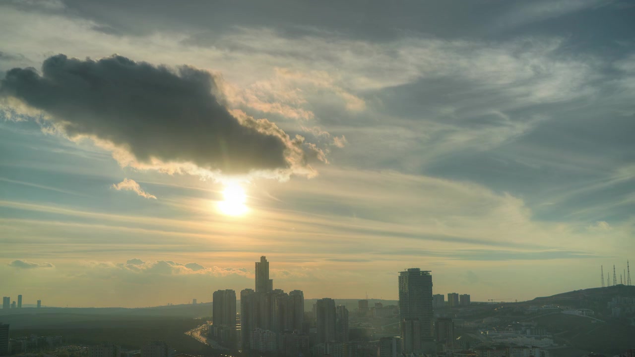 Lapso de tempo do pôr do sol sobre o horizonte de uma cidade moderna