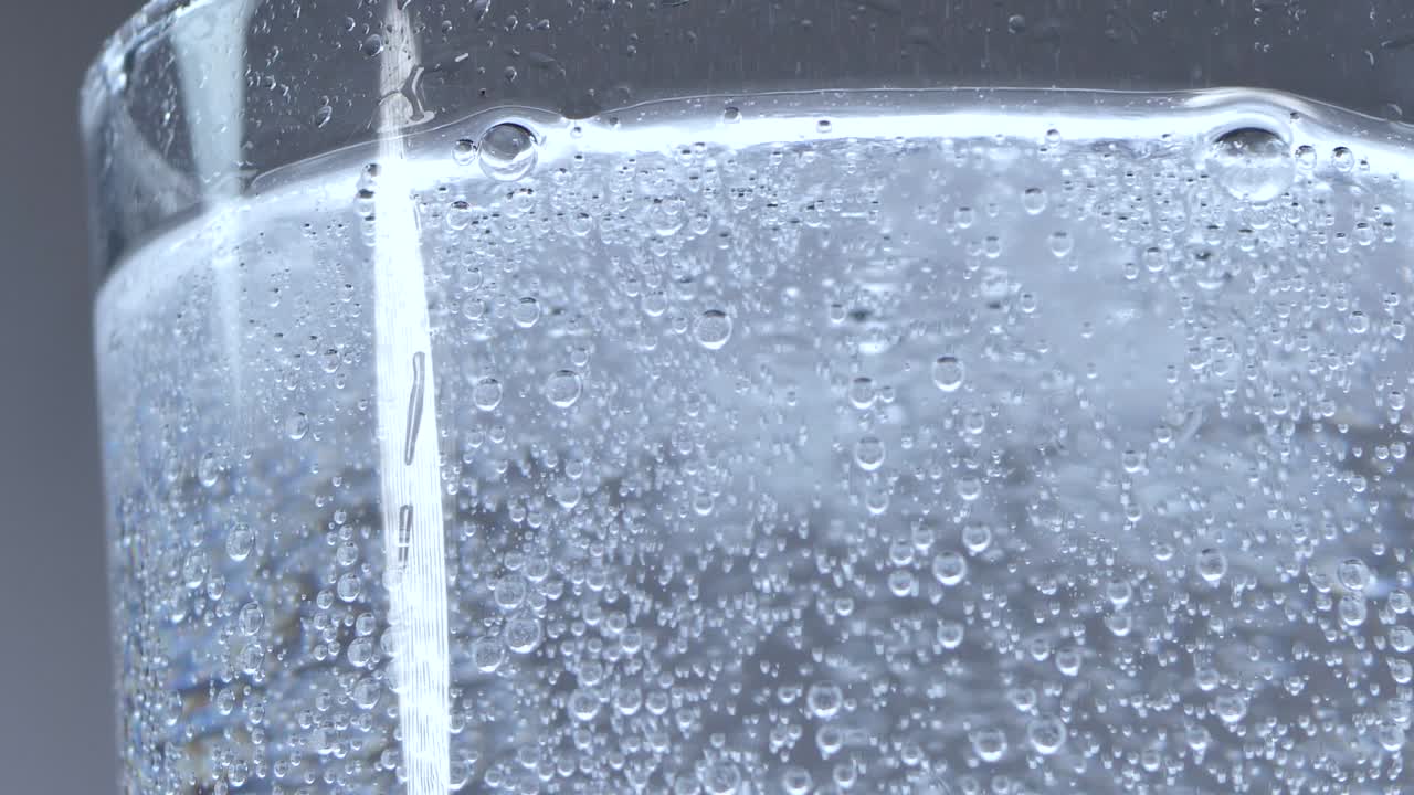 기포가 물 위에서 솟아오른다.