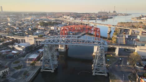 panorámica aérea de puentes, tráfico y edificios por tierra en buenos aires