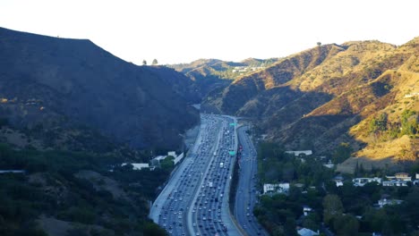 Tráfico-De-Parachoques-A-Parachoques-En-Una-Gran-Autopista