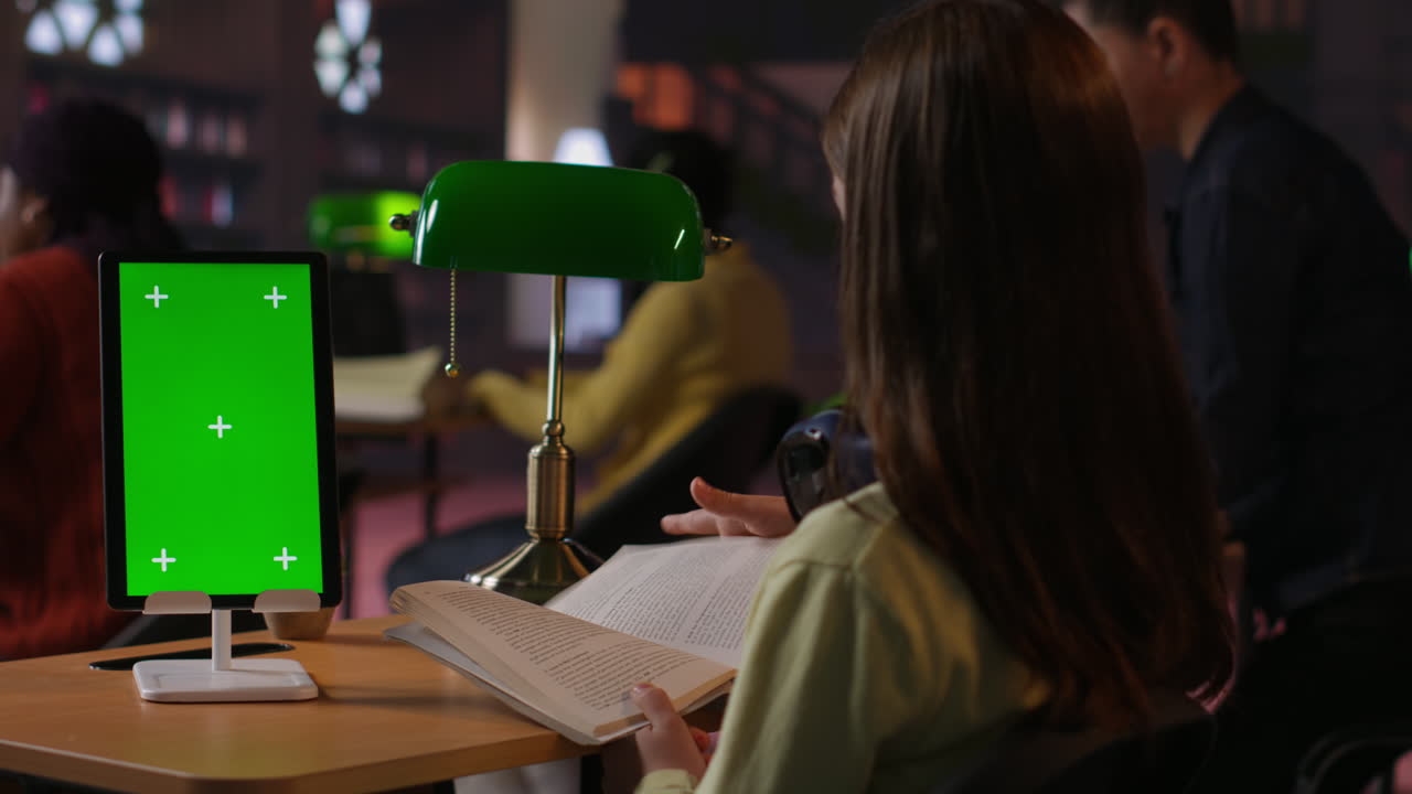 초록색 화면 을 가진 도서관 에서 공부 하는 여자