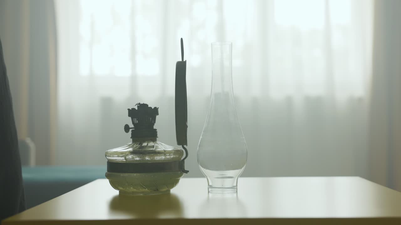 mujer poniendo una lámpara de gas en la mesa - de cerca