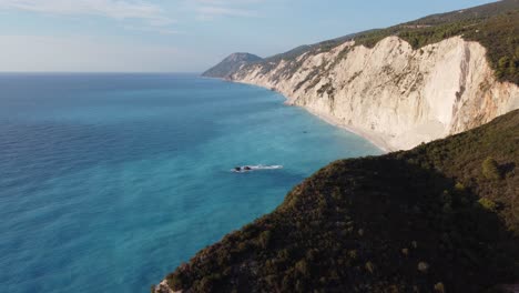 pintoresca costa de porto katsiki en el mediterráneo, drone dolly en