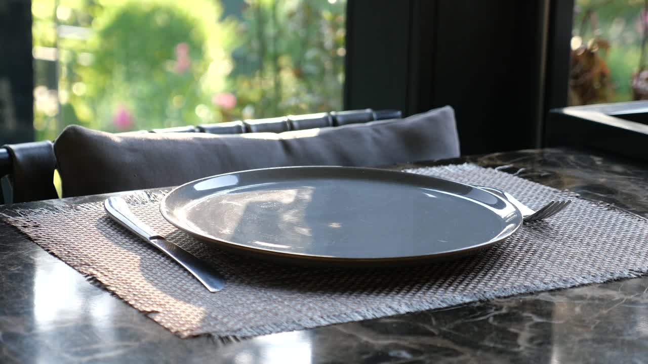 plato vacío y cubiertos en una mesa en un restaurante