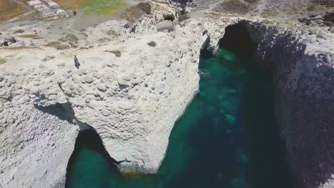 vista aérea de los acantilados y la playa en la playa de papafragas, milos, grecia