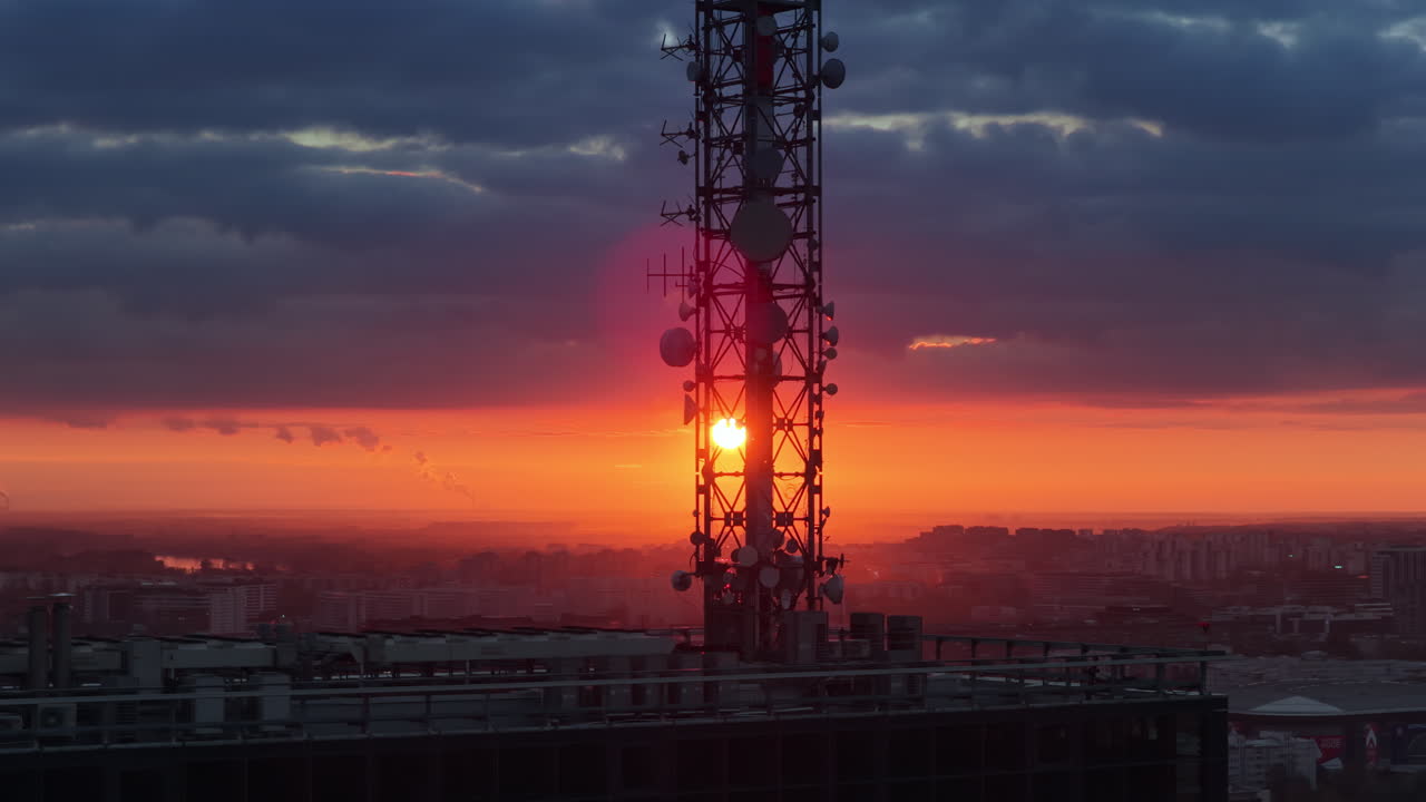 Vista aerea da drone di una grande torre di telecomunicazioni con un intenso tramonto arancione su Belgrado, Serbia