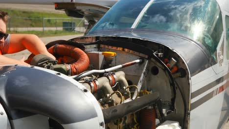 ingeniero de mantenimiento de motores de aviones 4k