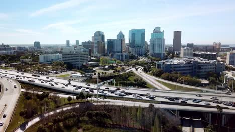 Verkehr-In-Tampa,-Florida-Mit-Skyline-Im-Hintergrund