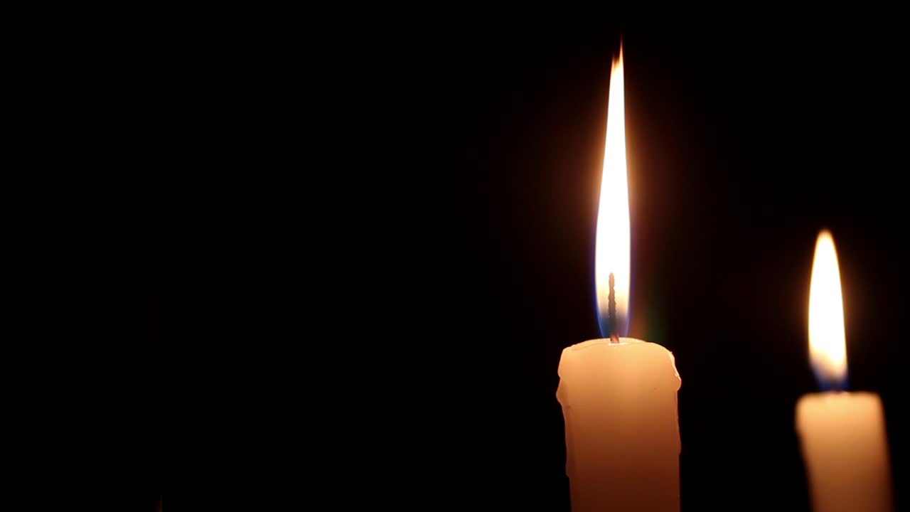 Bougies allumées, lumière dans l'obscurité 3