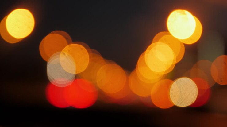 Luci stradali notturne sfocate.