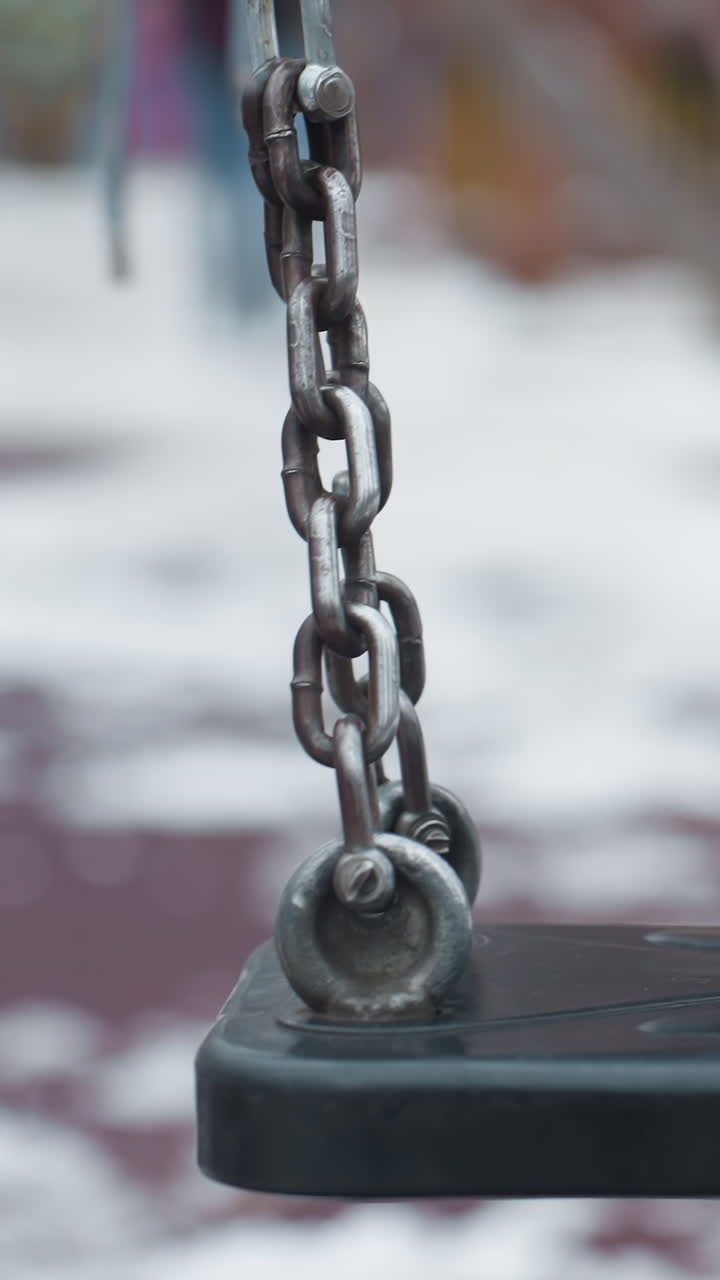 겨울 옷을 입은 사람이 왼쪽 무을 문지르고, 어면 통증이 있을 수 있습니다. 먼 곳에서 흔들리는 누군가를 보여주는 흐릿한 배경으로 전면에 흔들립니다.