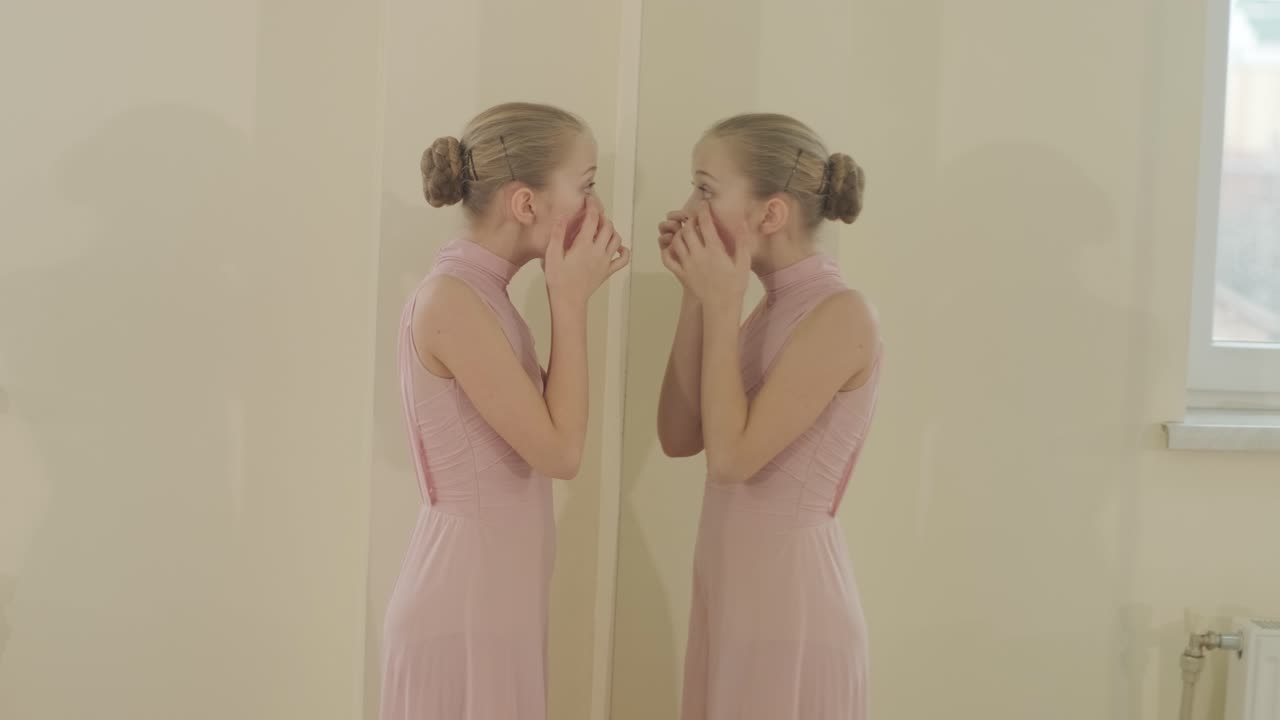 un grupo de jóvenes estudiantes de ballet con ropa de baile negra practicando posiciones en un amplio estudio de ballet con pisos de madera y barras montadas en la pared. expresiones enfocadas y movimientos sincronizados.