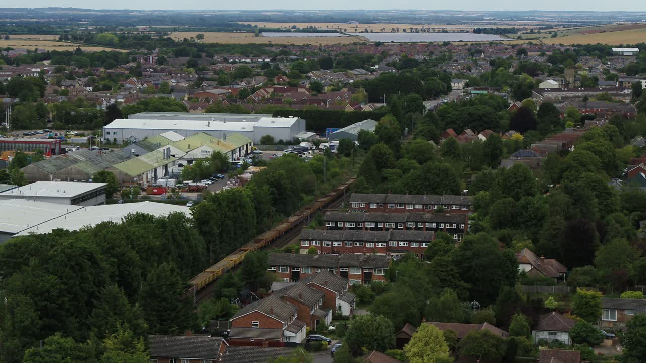 vista aérea estática de la ciudad de royston en inglaterra, reino unido, con un tren de carga que pasa.