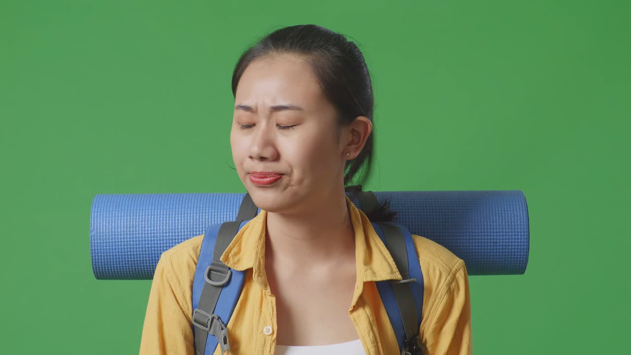 배 을 들고 있는 여자 가 실망 하고 있는 것 같다