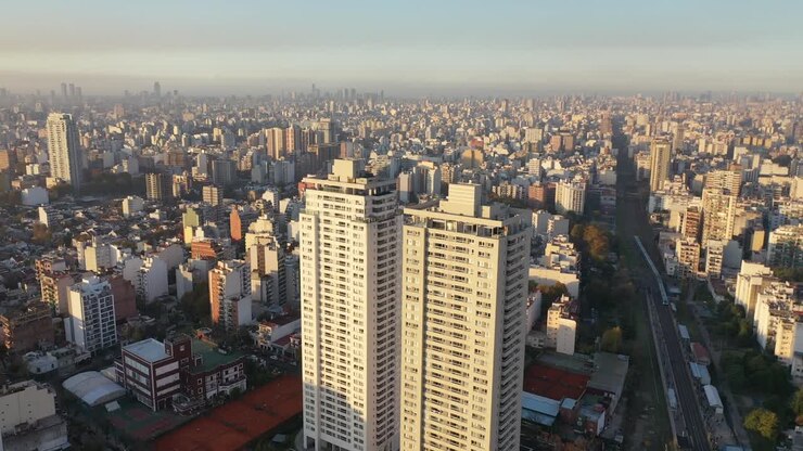 Panorama aereo diurno di Buenos Aires, con l'iconico skyline cittadino adornato da una moltitudine di imponenti grattacieli.