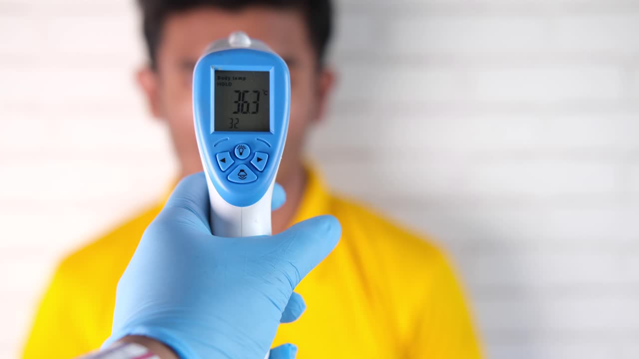 체온 검사 중인 사람