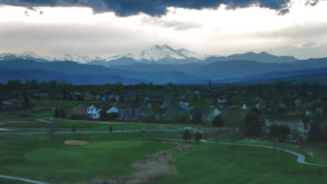 Longmont-Colorado-Vista-Aérea-De-La-Ciudad-Y-Las-Montañas