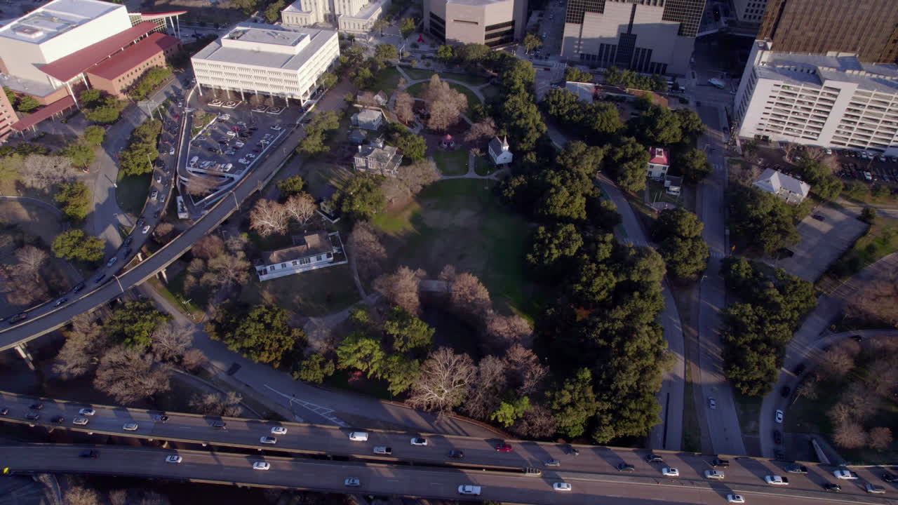 휴스턴, tx, 미국 고속도로 교차로 교통과 다운타운 건물의 공중 뷰, 드러난 드론