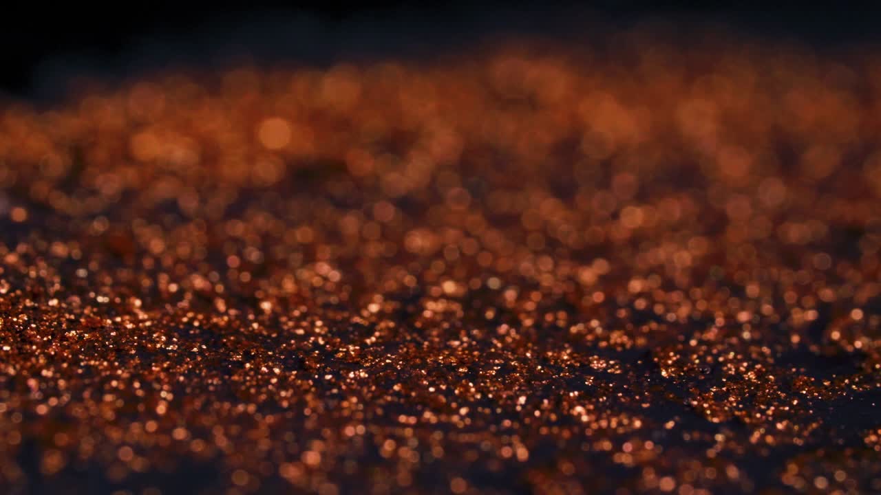 추상적인 다채로운 은 황금 모래는 유기적으로 다채로운 액체로 흐릅니다.