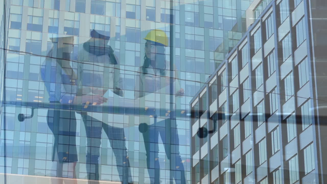 Animation eines Bürogebäudes über Architekten, die mit Plänen in einem modernen Büro sprechen