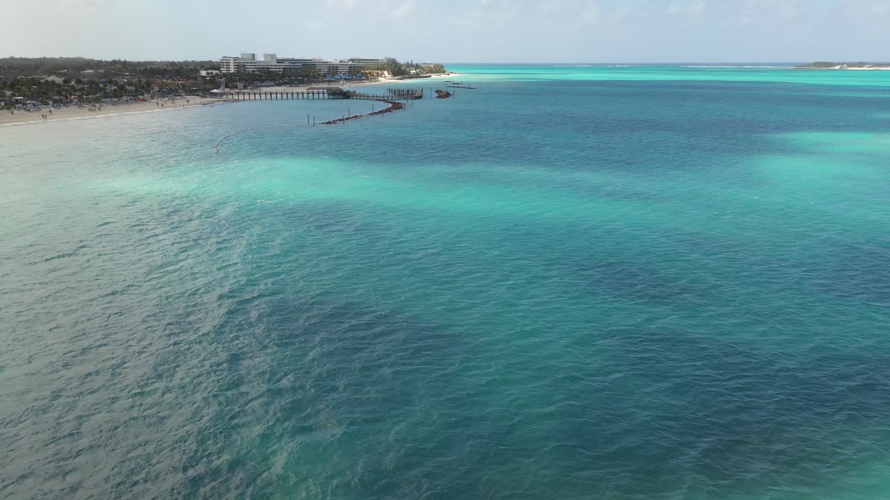 Vista aerea con drone del molo a Goodman Bay Beach, Nassau, Bahamas