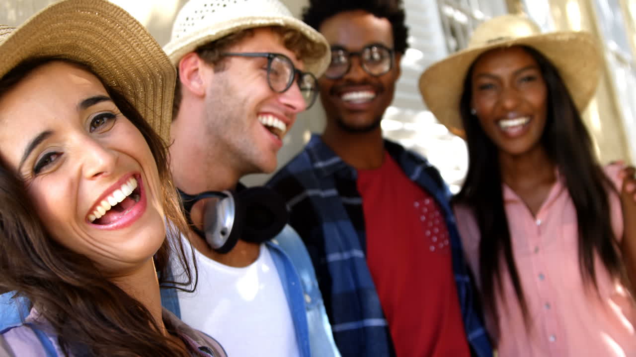 retrato de jóvenes hipsters riendo