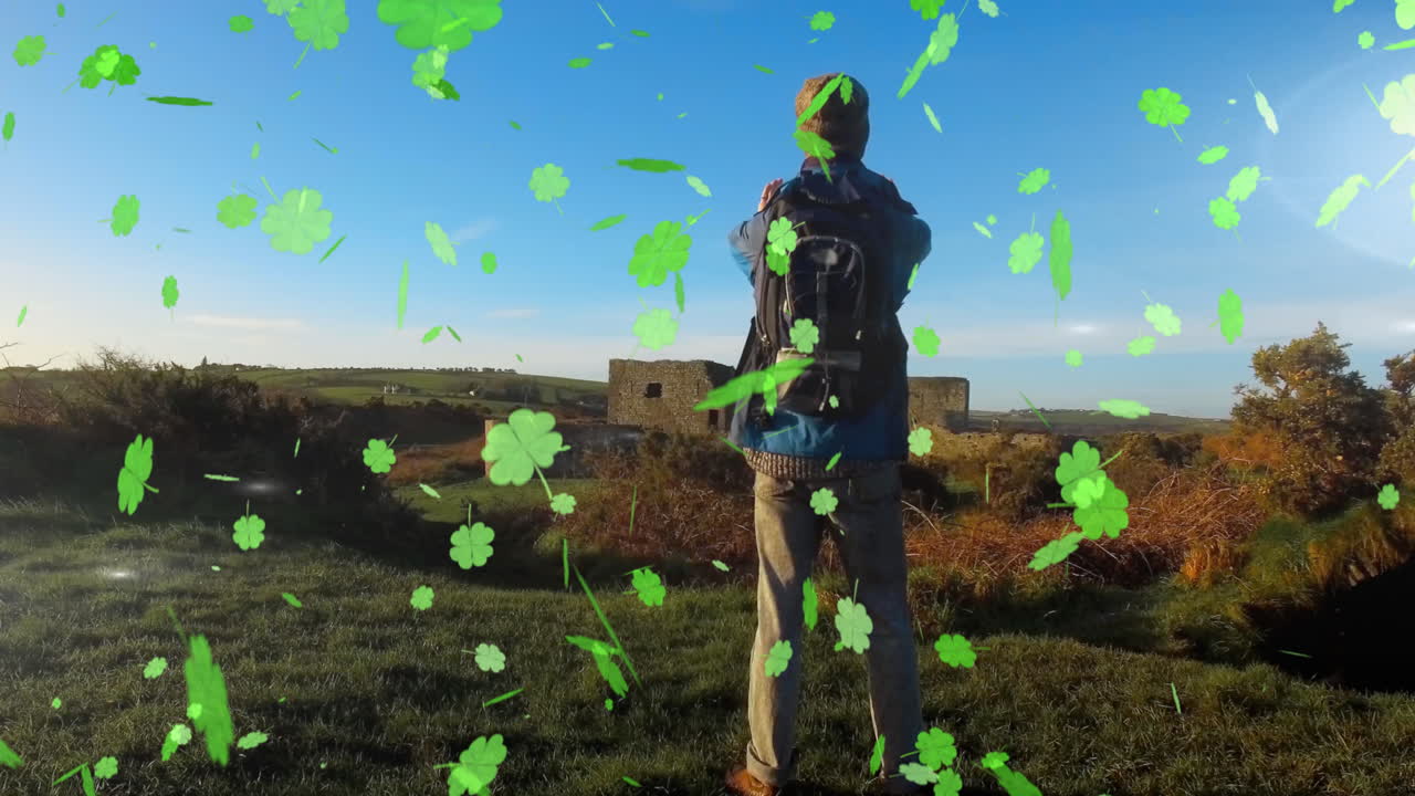 산에 있는 코카시안 남자 위에 있는 클로버 아이콘의 애니메이션