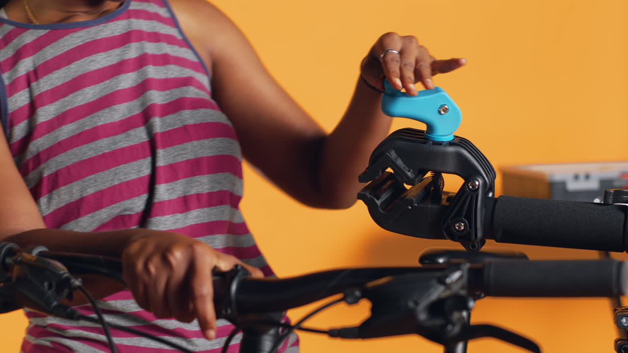 especialista en el montaje de puestos de trabajo para el mantenimiento de bicicletas, de cerca