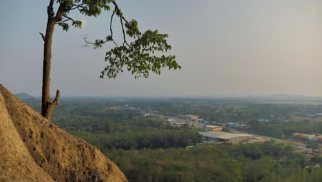 Acantilado-En-La-Montaña-De-Los-Monos,-Sakaeo,-Tailandia