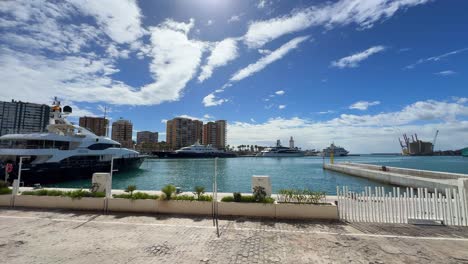 Marina-Promenade-Teure-Yacht-Angedockt-Im-Hafen-Von-Malaga-In-Südspanien