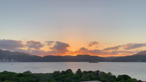 有幾艘船在航行,有幾顆雲端,海上欣賞晴天景色