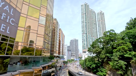 el tráfico y los edificios en el bullicioso hong kong