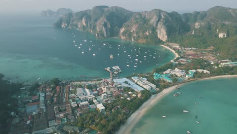 Zeitlupen-Drohnenaufnahmen-Von-Schiffen-Vor-Der-Küste-Der-Phi-Phi-Inseln-In-Thailand