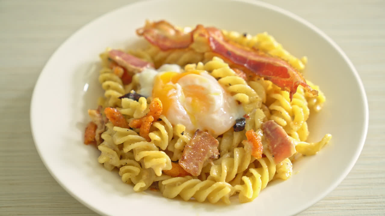 까르보나라 푸실리 파스타 매운 베이컨 - 이탈리아 음식 스타일