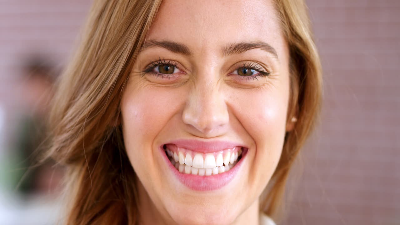 dientes, sonrisa y mujer en un retrato dental