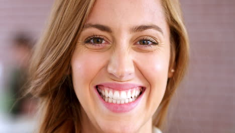 dientes, sonrisa y mujer en un retrato dental