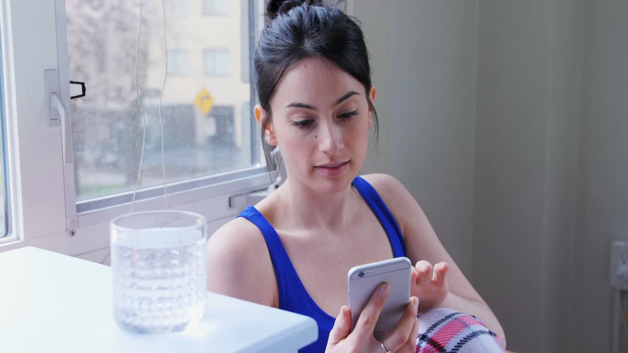 mujer hermosa usando teléfono móvil 4k
