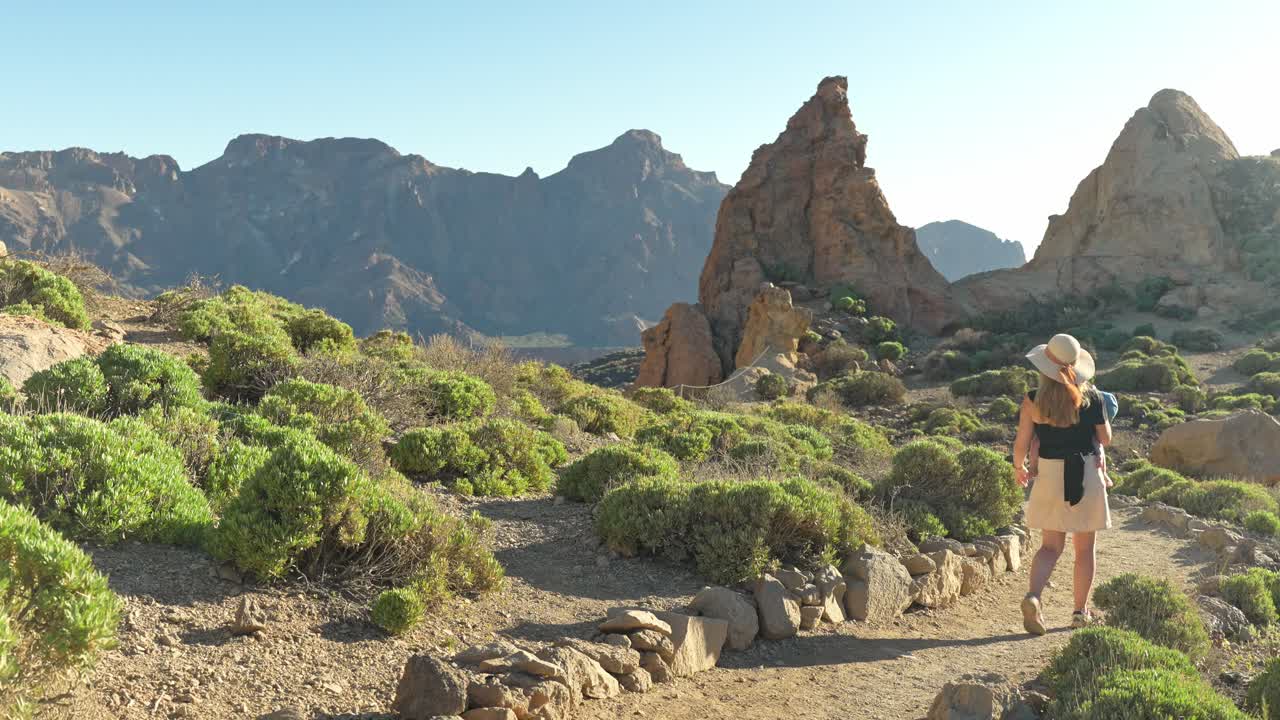 madre y bebé explorando el parque nacional del teide en un cálido día soleado