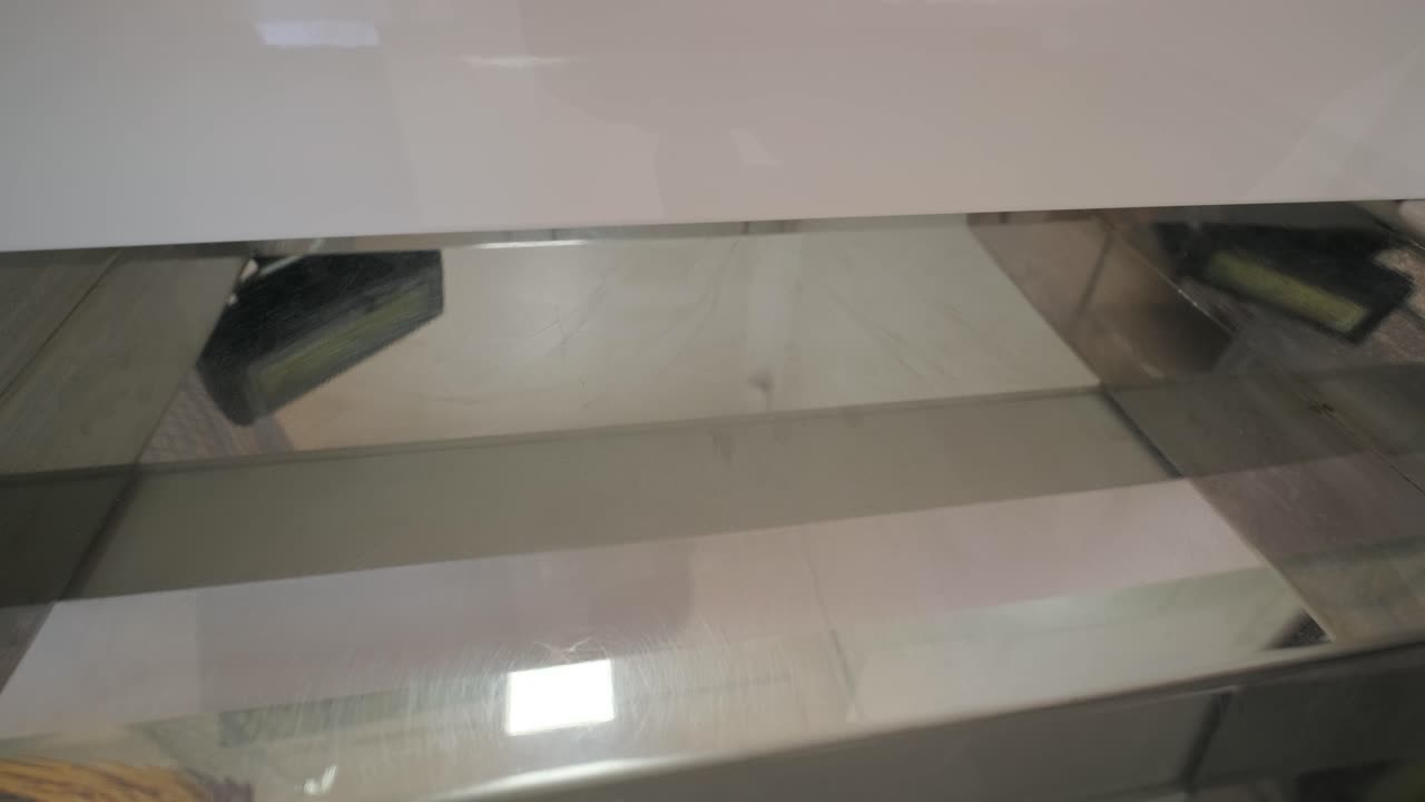 entrega de billetes a la caja registradora para su cambio