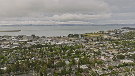 burlingame california 공중 v4 파노라마 패닝 보기를 통해 이웃과 sfo 공항에 걸쳐 주거용 주택을 캡처하는 샌프란시스코 베이를 바라보며 - mavic 3 cine으로 촬영 - 2022년 6월