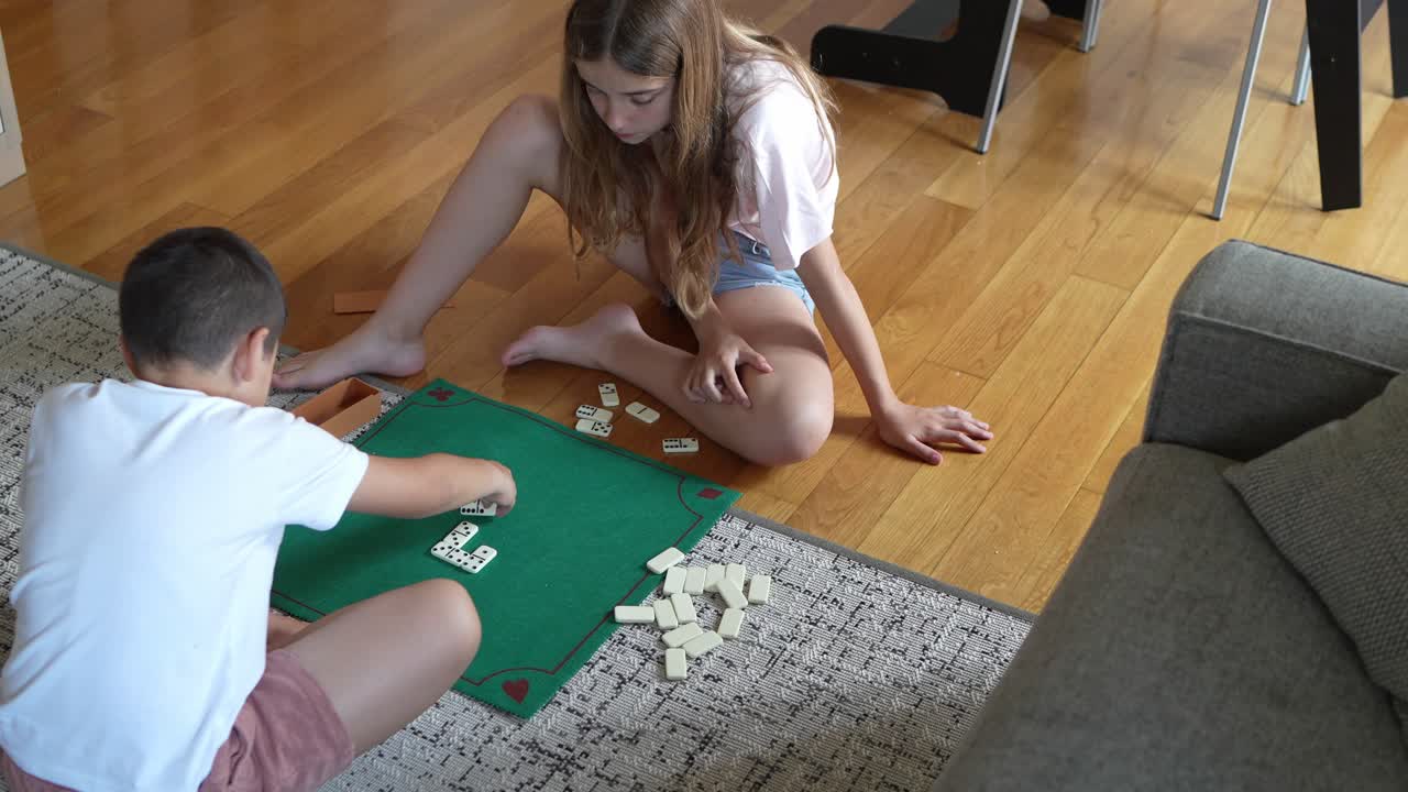 Bambini che giocano a domino in casa