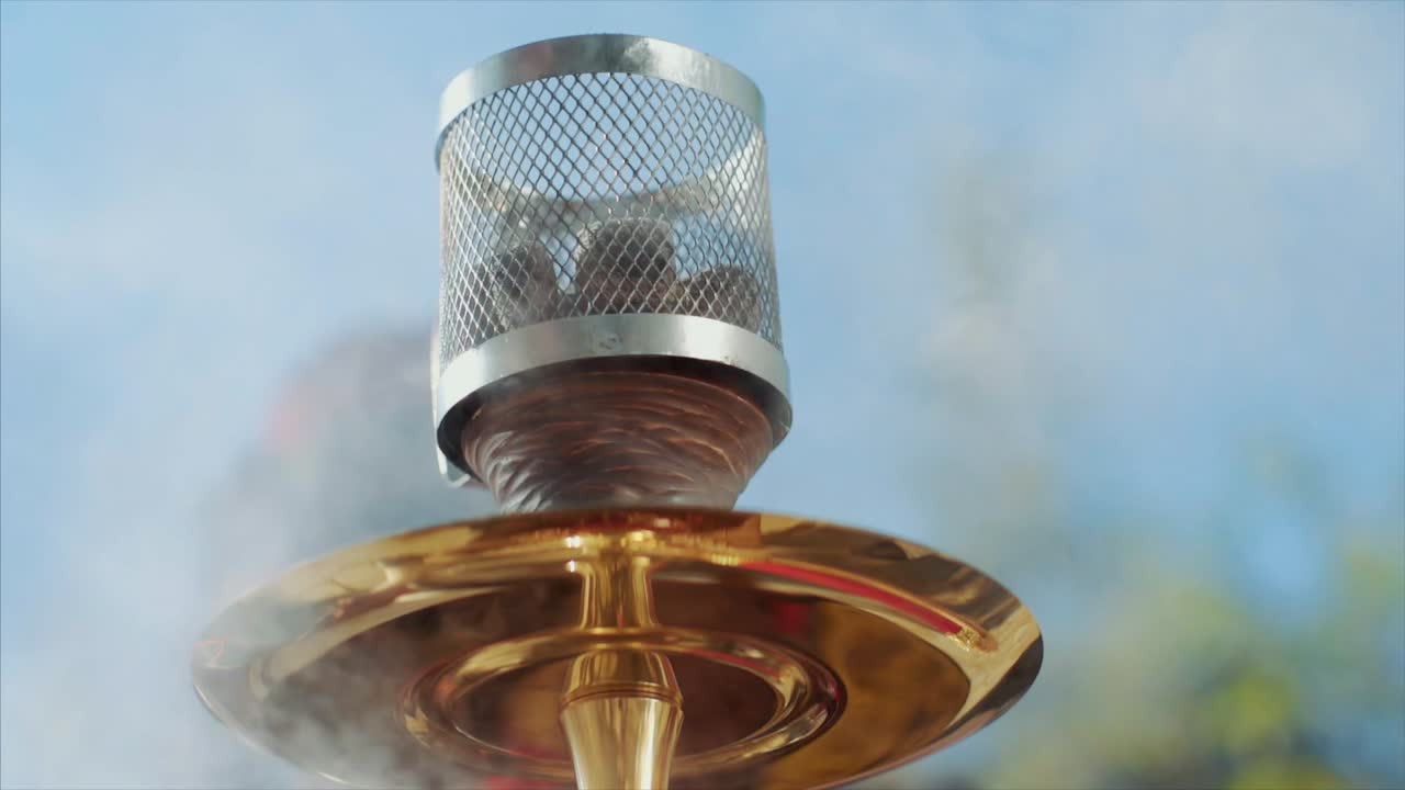 금도금 후카 디테일. 물 담뱃대 주스의 거품. 연기