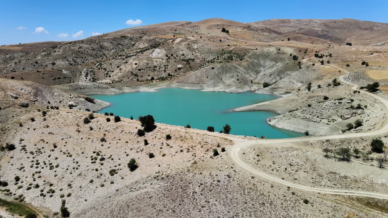 disparos con drones de un pequeño lago de montaña con agua turquesa en turquía