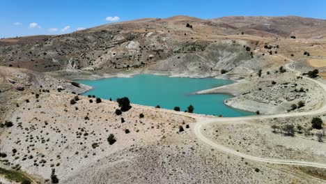 Drohnenaufnahmen-Eines-Kleinen-Bergsees-Mit-Türkisfarbenem-Wasser-In-Der-Türkei