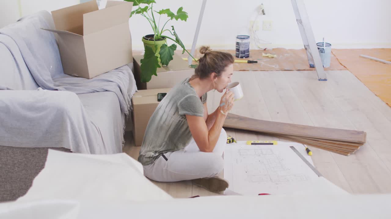retrato de una mujer caucásica en cuarentena durante la pandemia de coronavirus, bebiendo té
