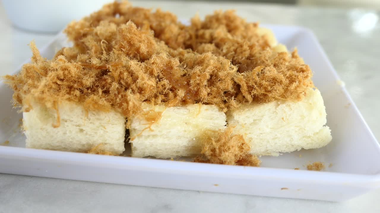 접시에  ⁇ 은 돼지고기  ⁇  ,