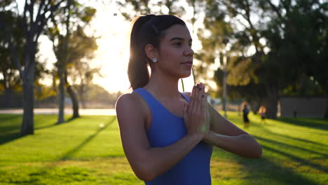 Eine-Schöne-Und-Glückliche-Junge-Hispanische-Yogi-Frau-Lächelt-In-Einer-Meditations-Yoga-Sitzung-In-Gebetshaltung-Bei-Sonnenaufgang